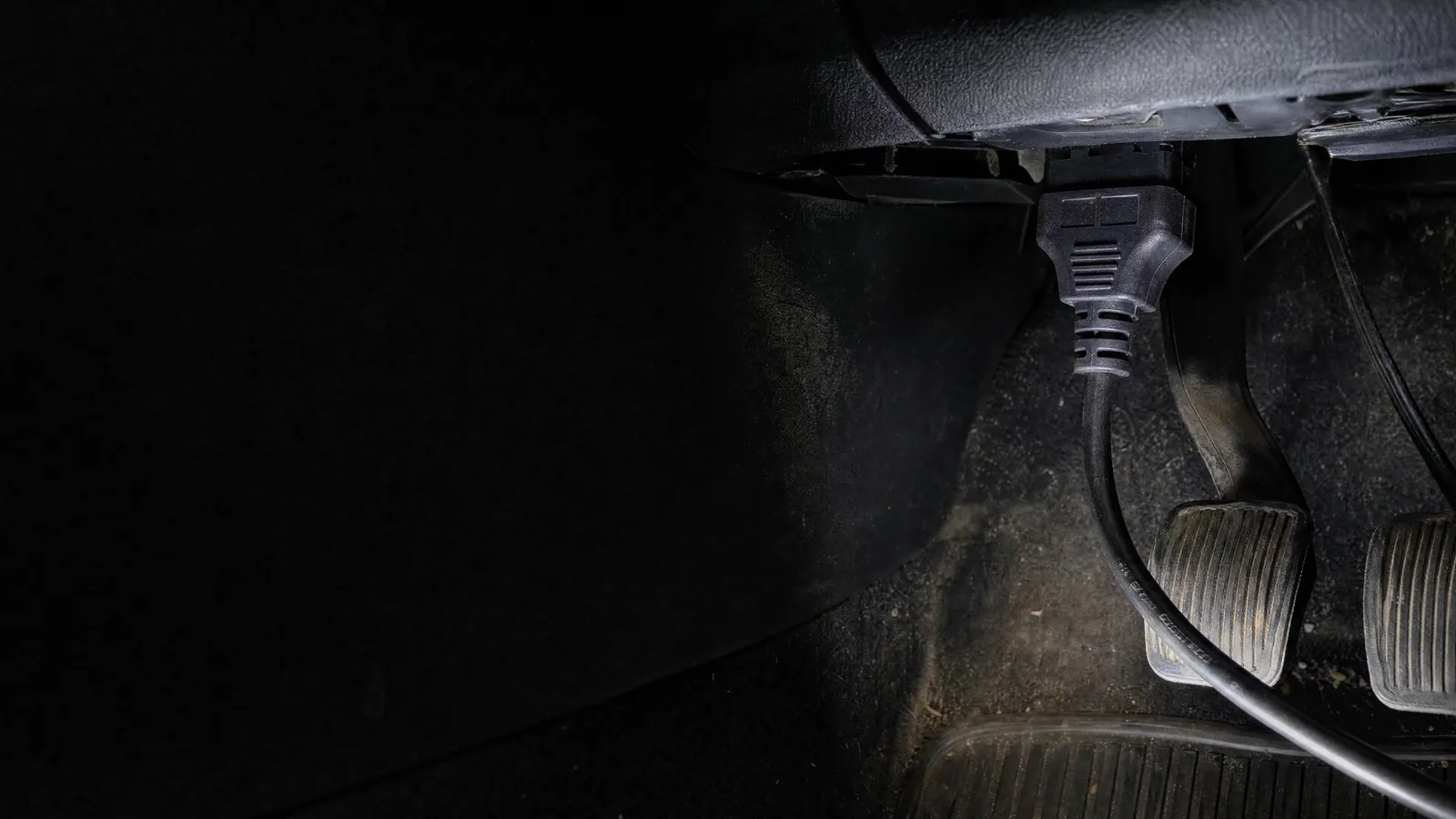 Diagnosestecker in der OBD-Buchse im Fußraum unter dem Armaturenbrett.